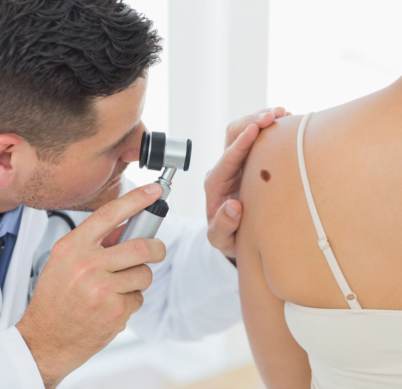 Prevenzione Melanoma: mappatura nei con dermatoscopio manuale